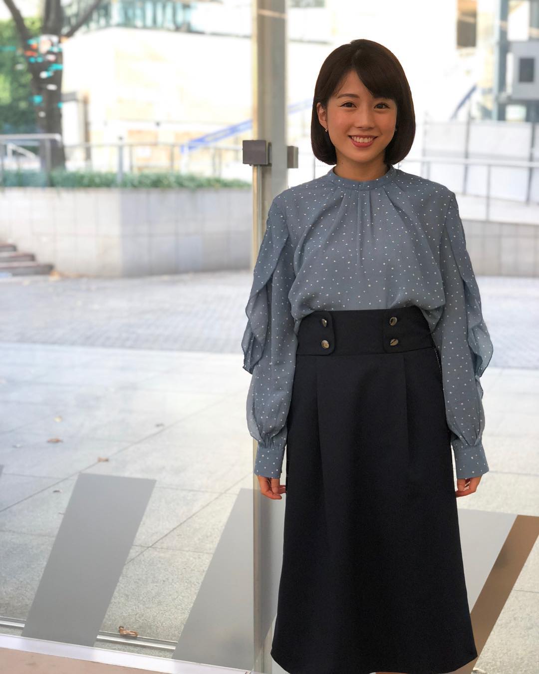 田中萌 おはようございます 今週も一週間がんばりましょう 今日の衣装は Merlot でした トップスの袖がフリフリでかわいい スカートは後ろから見ると Moe Zine