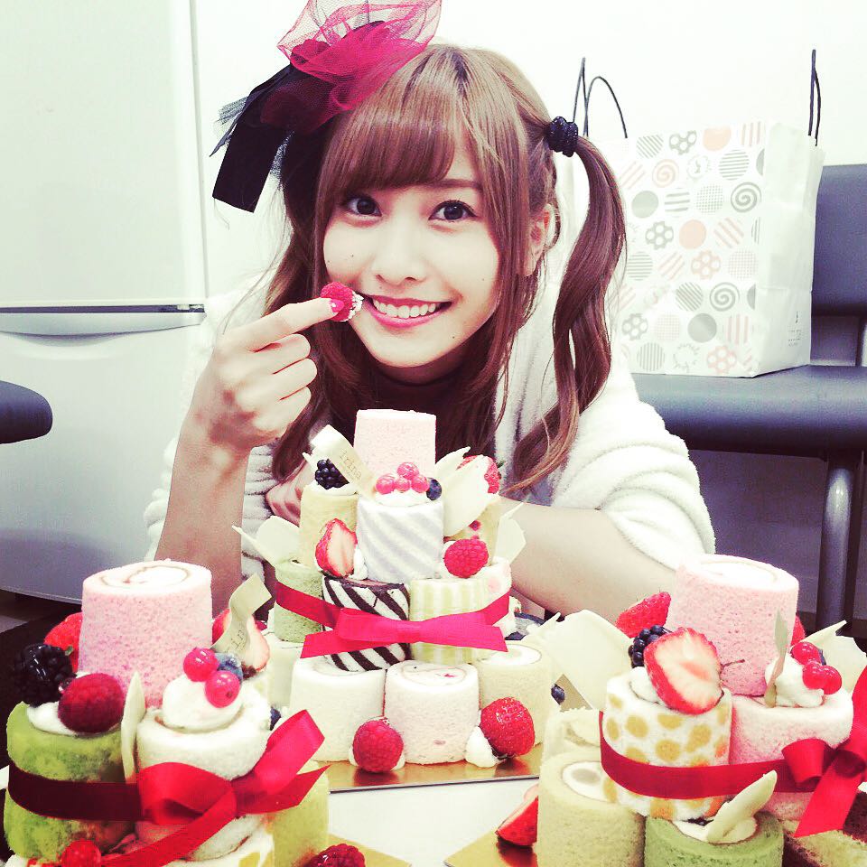 佐野ひなこ デスノート ミサミサっぽい差し入れを とってもかわいいロールケーキ Moe Zine 佐野ひなこ デスノート ミサミサっぽい差し入れを とってもかわいいロールケーキ Moe Zine