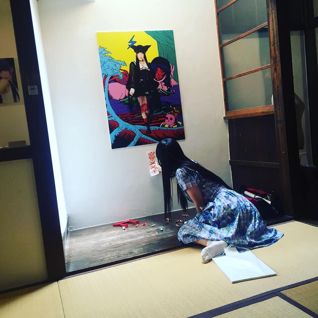 相沢梨紗 本日も 相沢梨紗キュレーション展 メメ 11時に開場です こちらの四方さん 原田さん 相沢のコラボ作品は 作品の上の天窓の光で見る時間によって少し雰囲気が変 Moe Zine