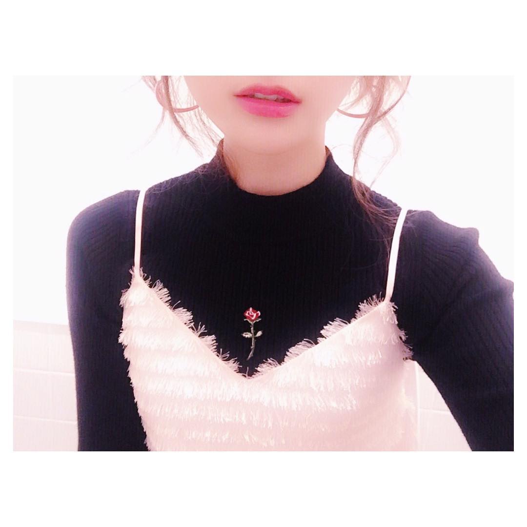 菅野結以 きょうからcrayme 新作展示会 一輪バラを刺繍したニットに フリンジキャミワンピース とても気に入ってる 長い間 部屋で会議室で頭のなかで ただ理想と純 Moe Zine