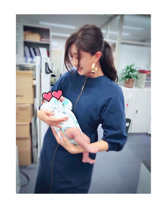 熊井友理奈 * ベビちゃん抱っこさせてもらった 赤ちゃん抱っこするの久々すぎてあたふた、、、 とっても癒されました 吉澤ひとみベビ