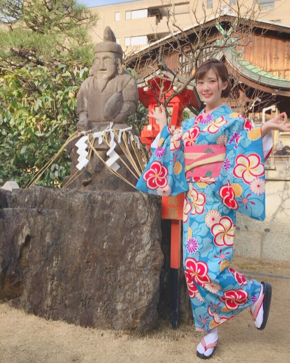 伊藤奈月 京都 シリーズ お金ポーズ えびす様やで 商売繁盛 お金の神様 Iphoneがなおりますように って お願いしてきた そんときの直近の願い Moe Zine