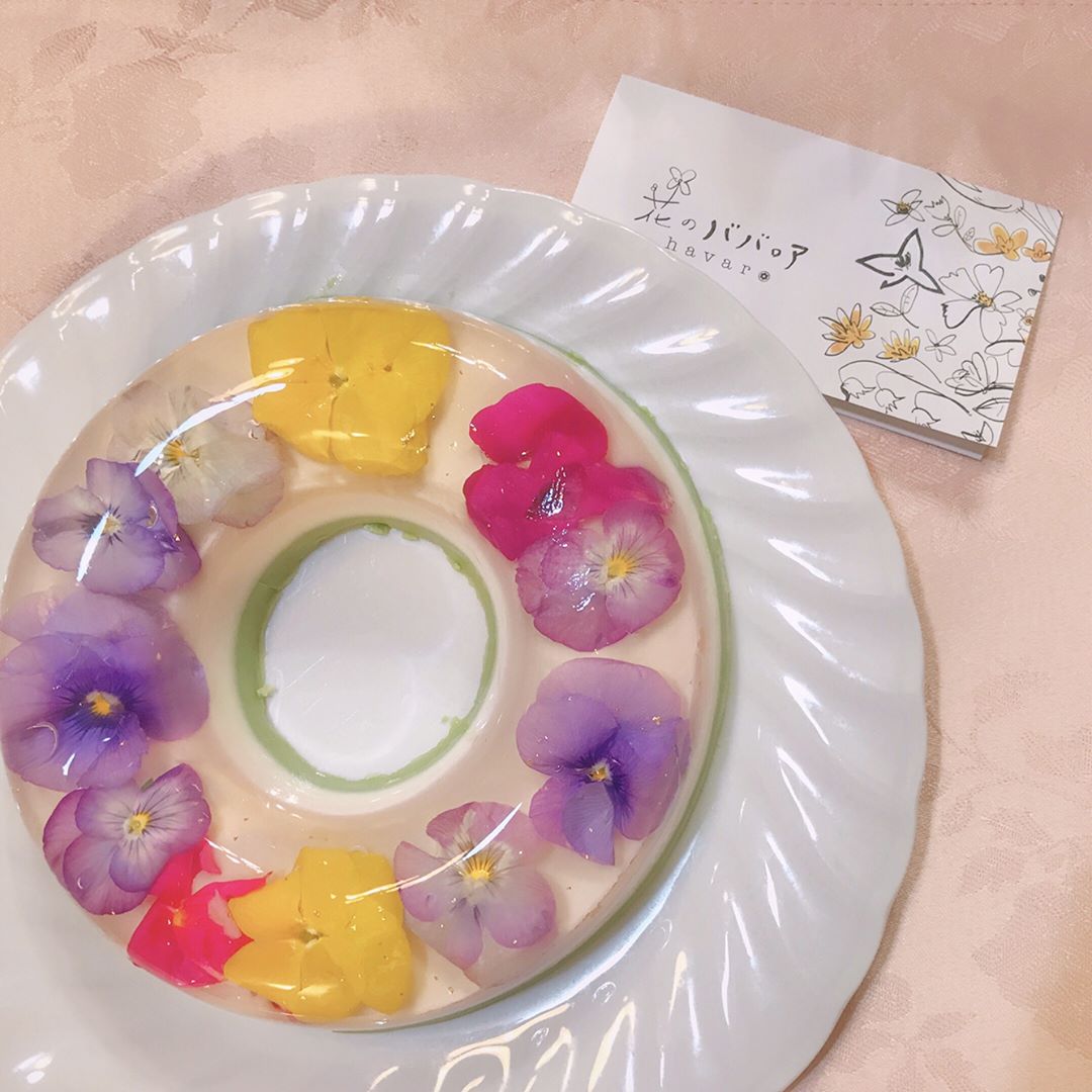 伊藤奈月 奈月んちの おひな祭りは 花のババロアの エディブルフラワーケーキ 昨日 ママが 買ってきてくれてた 可愛い アンナも食べたって このケー Moe Zine