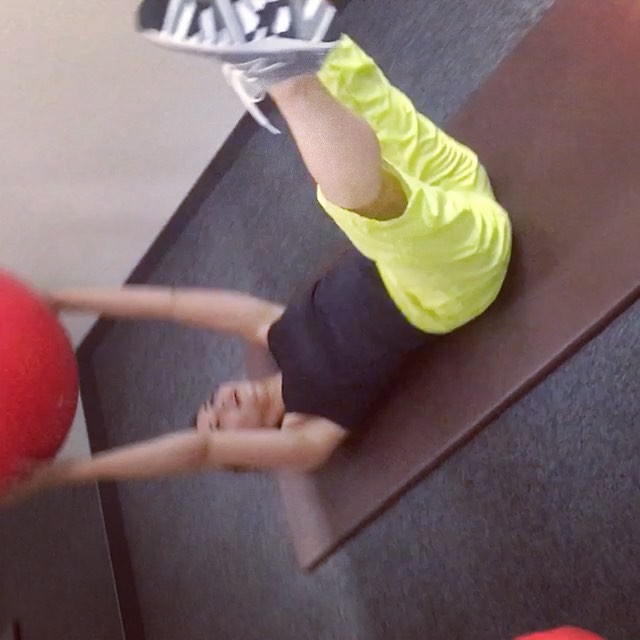 @依吹怜: 今日はスケジュール4本こなした後、締めは鬼トレーニング笑
.
このトレーニング、簡単そうに見えるけど泣けるほど辛い♡でも嫌いじゃないぞ♡笑
頑張った分だけ身体は…