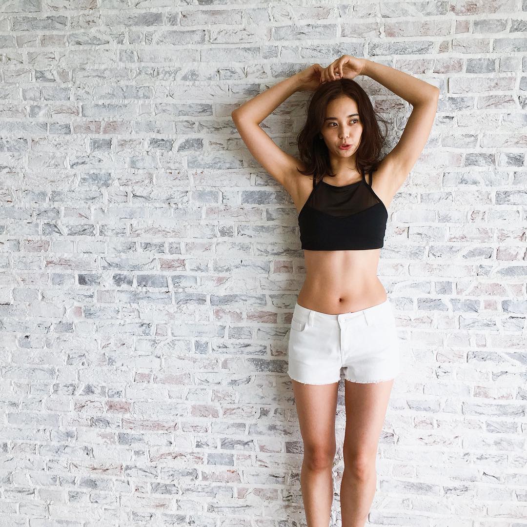 依吹怜 腹筋キタキターーーー 筋肉痛がくると あー追い込めたんだな と安心する日々 笑 努力した分 嘘を付かずに身体に現れる 筋トレ最高 笑 理想の身体に向けても Moe Zine