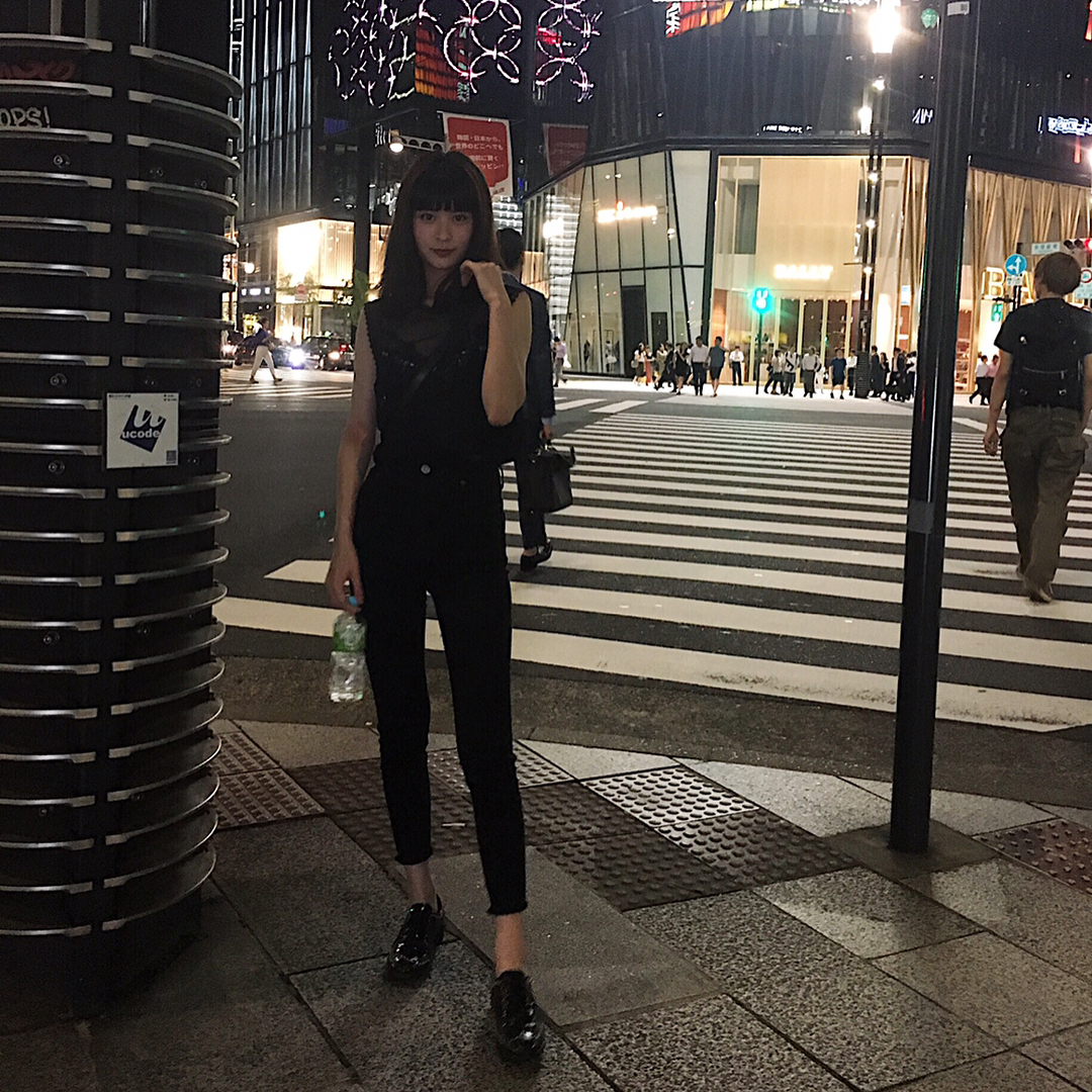 横田ひかる 涼しい夜が好き オールブラック 2枚目満面の笑み Ootd Black 私服 Moe Zine