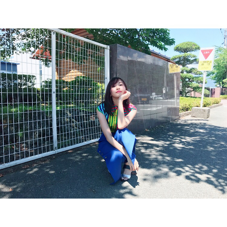 佐野ひなこ 今日は とにかく目立ちます コーデです 遊園地コーディネートです 目立つから迷子にならないよね O O 笑 お洒落でかっこいいパンツに カラフルでショート Moe Zine