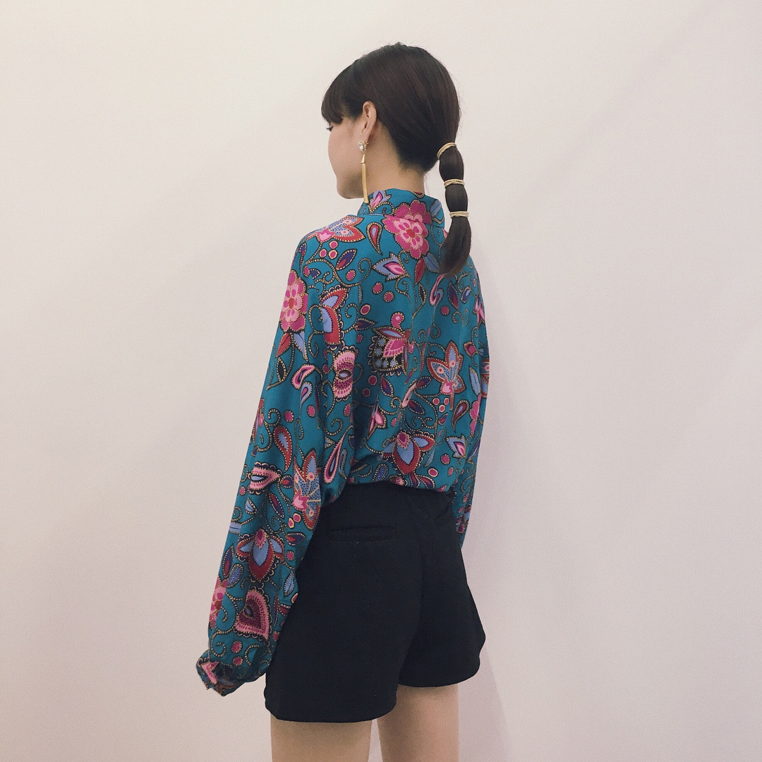 横田ひかる お気に入りシャツ この納豆ヘア最近多い さっきインナーカラー入れてきました 何色だと思う Ootd Vintage Fashion Style Moe Zine