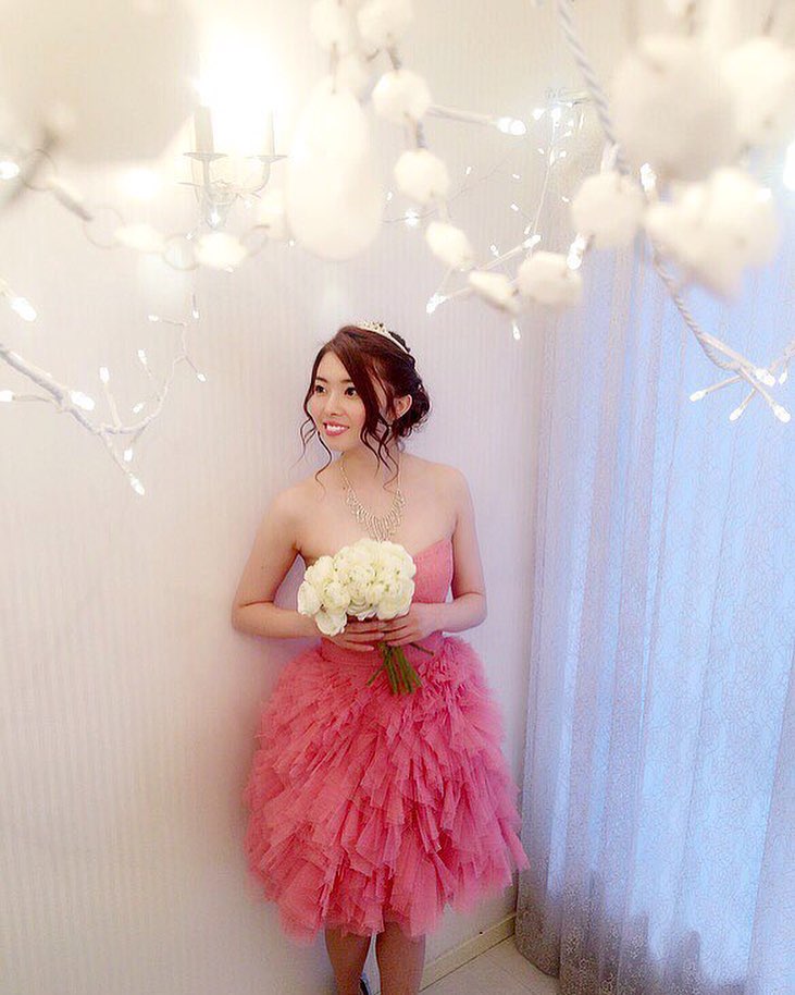 松下侑衣花 え え ポーズどうする て 慣れないドレスに照れる