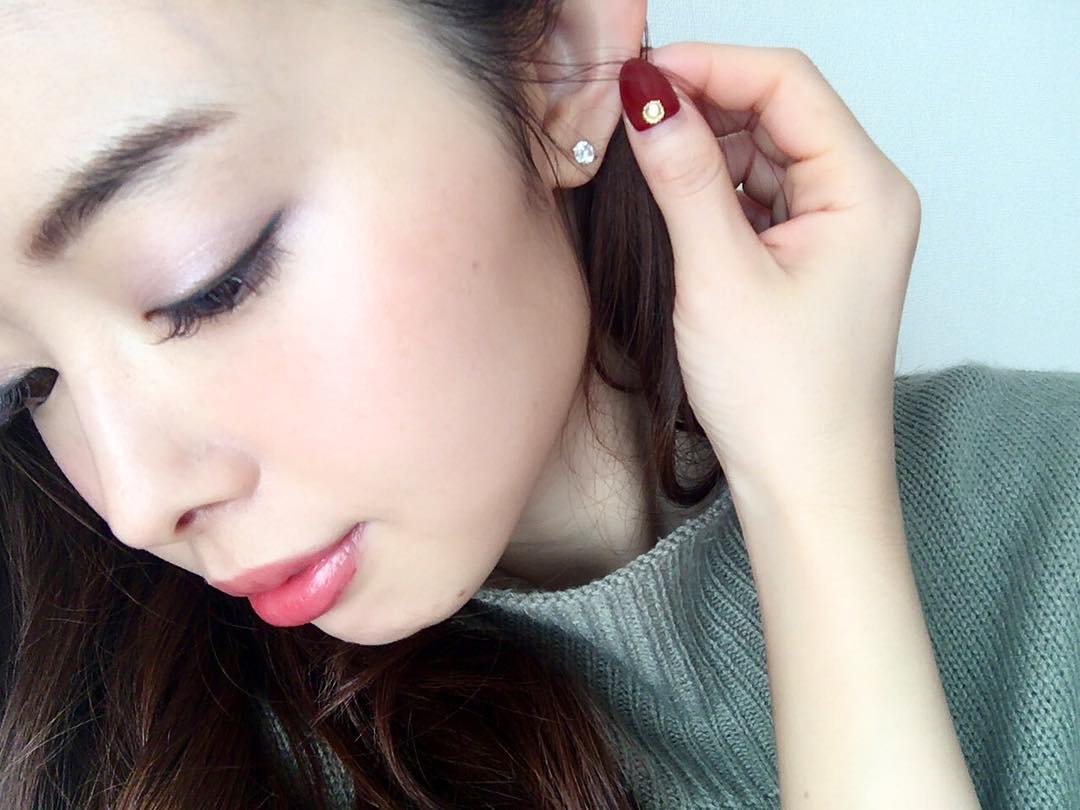 松下侑衣花 今日の ゆいメイク 淡いパープルのまぶたを、ブルーのアイライナーで知的に締めて完成。寒色カラーだけでつくる目元って、とっても