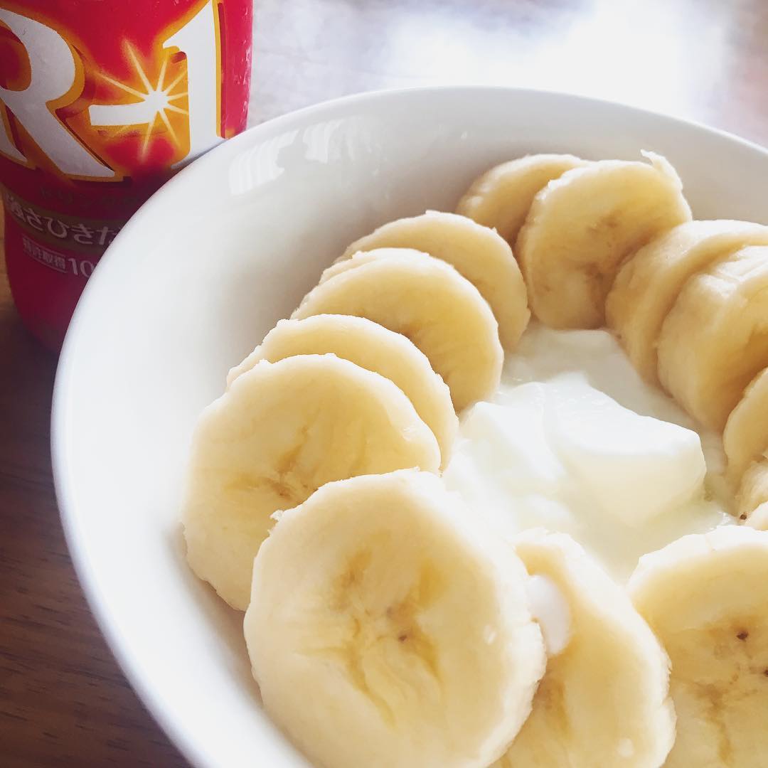 松下侑衣花 今日は 美金 私がほぼ毎朝食べている美容食からスタート プレーンヨーグルトに バナナを丸々一本入れました いつもは フルーツグラノーラ レーズン きな粉 Moe Zine