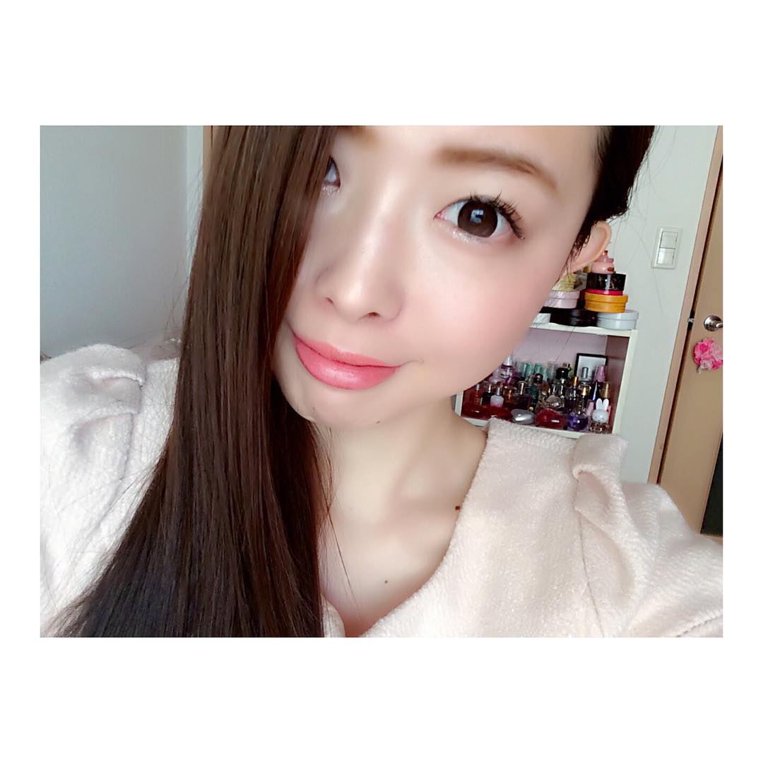 松下侑衣花 マイルームをちょこっと公開 春コスメを使ってお試しメイク中リップ チークが春色です 連載記事 Yuika で書きます Makeup Beauty Sp Moe Zine 松下侑衣花 マイルームをちょこっと公開 春コスメを使ってお試しメイク中リップ チークが春色です 連載記事 Yuika で書きます Makeup Beauty Sp Moe Zine