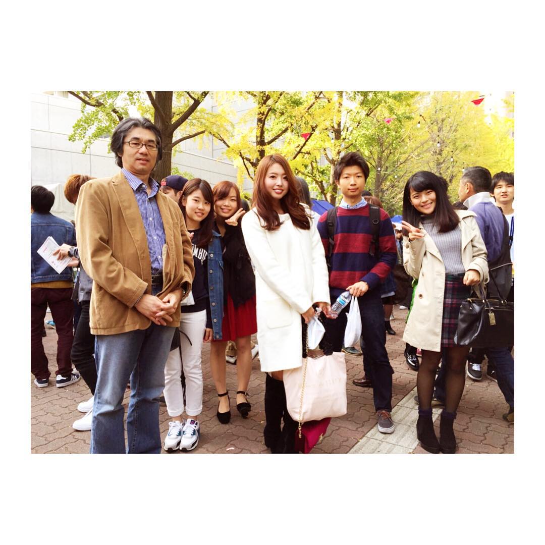 松下侑衣花 母校 青山学院大学の学祭に行ってきました ゼミでお世話になった邦丸先生 後輩ちゃんたちと だ いすきな青学 銀杏並木が綺麗で 懐かしいなぁ 青山学院大学 青 Moe Zine