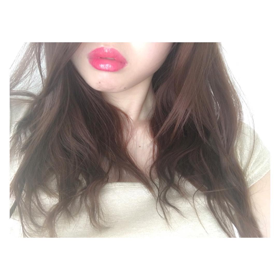 松下侑衣花 真っ赤な口紅はスペシャル 女の特権 歯も肌も表情も美しく見せてくれる魔法の1本 本日の使用コスメは 11 16から限定発売される エスプリークの ルージュグラッ Moe Zine