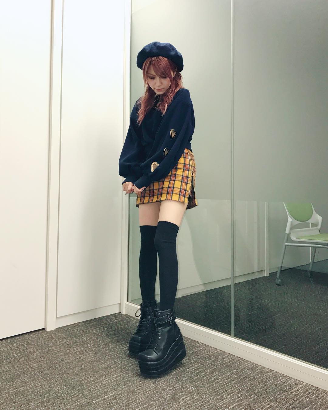 田中れいな 寒い やばい でも 足は出す おしゃれは我慢 チェック ベレー帽 ニーハイソックス On Moe Zine