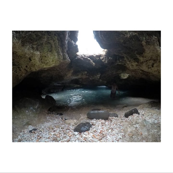 森園れん ハワイで洞窟探ししたの 海辺の岩の穴を除いてみたら発見 既に下に降りてるお兄さんからキミモオリテオイデヨって誘われたので勇気を出して降り Moe Zine