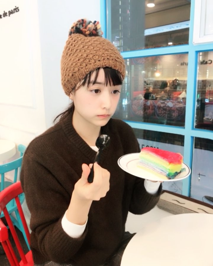 山本美月 虹色ミルクレープ食べてみた あざとデート 普通にミルクレープだった 寒さでボロボロの私 Korea インスタ映え 出張食べ物ストーリー Moe Zine
