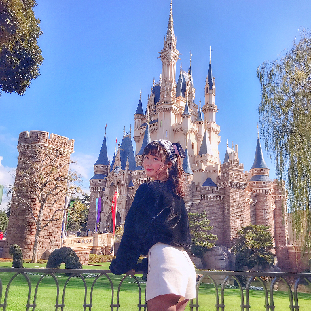 伊藤奈月 シンデレラ城 と キラキラのアイス屋さんも ディズニー ディズニーランド 東京ディズニーランド Disneyland Disney Moe Zine