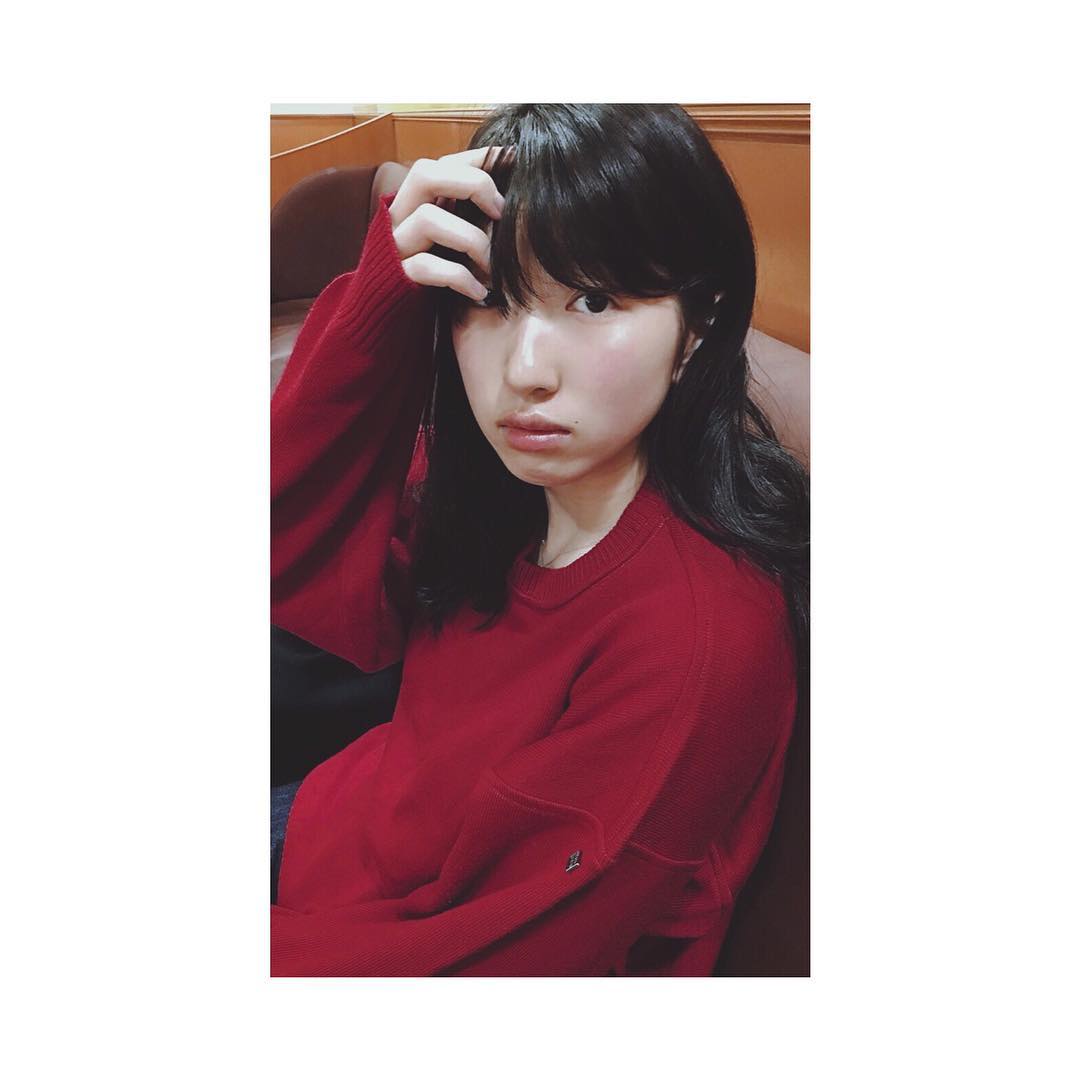 日比美思 赤のお気に入りニット 前髪伸びたから切らなくちゃ Knit Red Film すっぴん Moe Zine