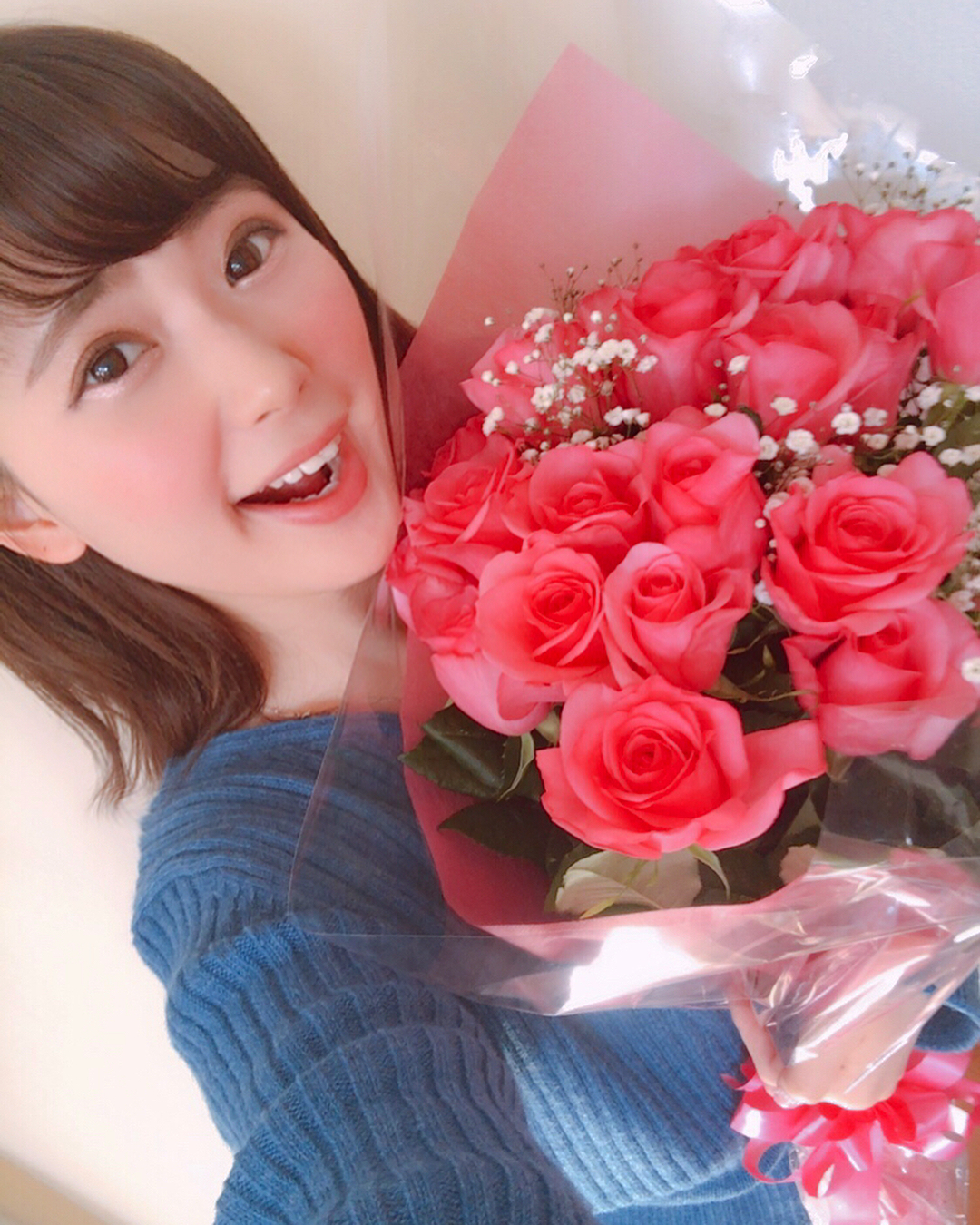 伊藤奈月 今日は My Birthday 21歳になりました 誕生日になった瞬間の 0時に 21本のバラの花束を もらったよ びっくり Line Moe Zine