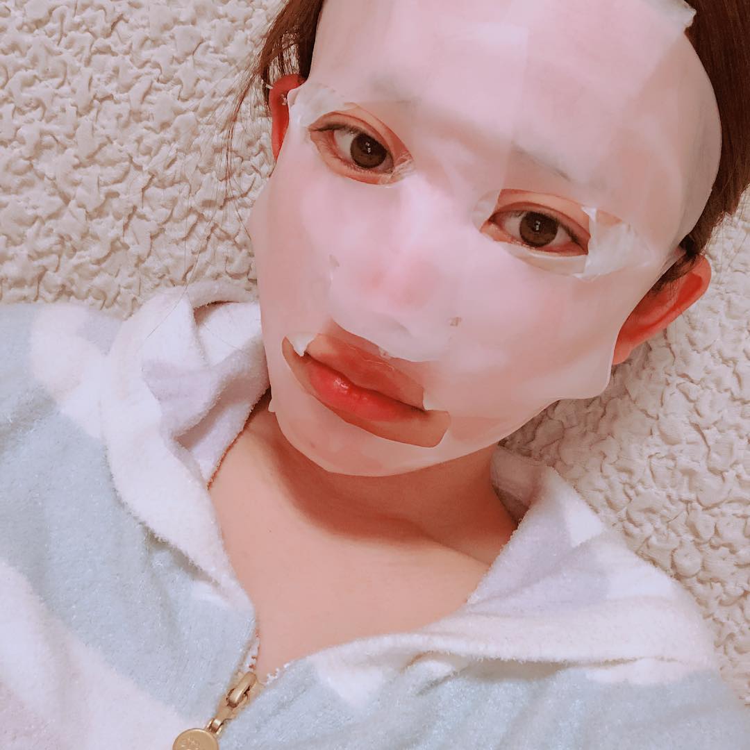 関根りさ やっぱりシリコンマスクは優秀。 メイク前のコットンパックなうー snowぽいけどリアル 目が死んでる 花粉の時期は雨