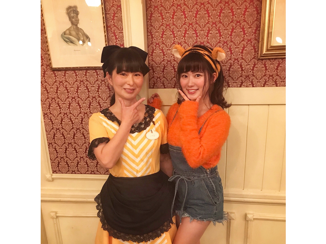伊藤奈月 投稿し直し My Mother 奈月ママは ディズニーランドのキャストさん 黄色いワンピースに ブラックの大きなリボンのヘアアクセサリーが Moe Zine