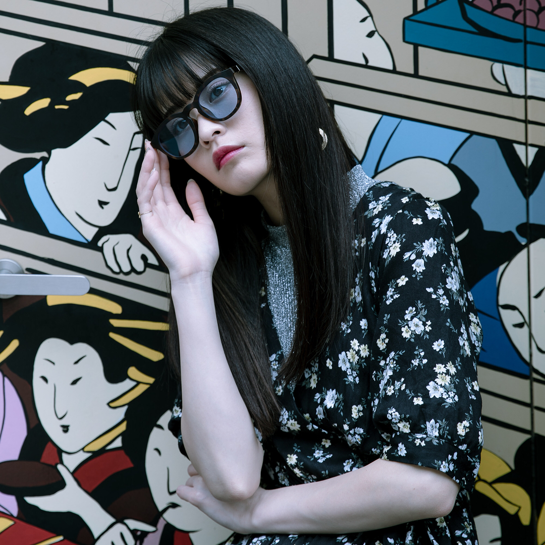 横田ひかる Jinsのサングラスマグネット式 取り外してメガネにも 浅草にて撮影 花柄のワンピースとレトロなゲームセンター Jins ジンズ Jinsswitc Moe Zine