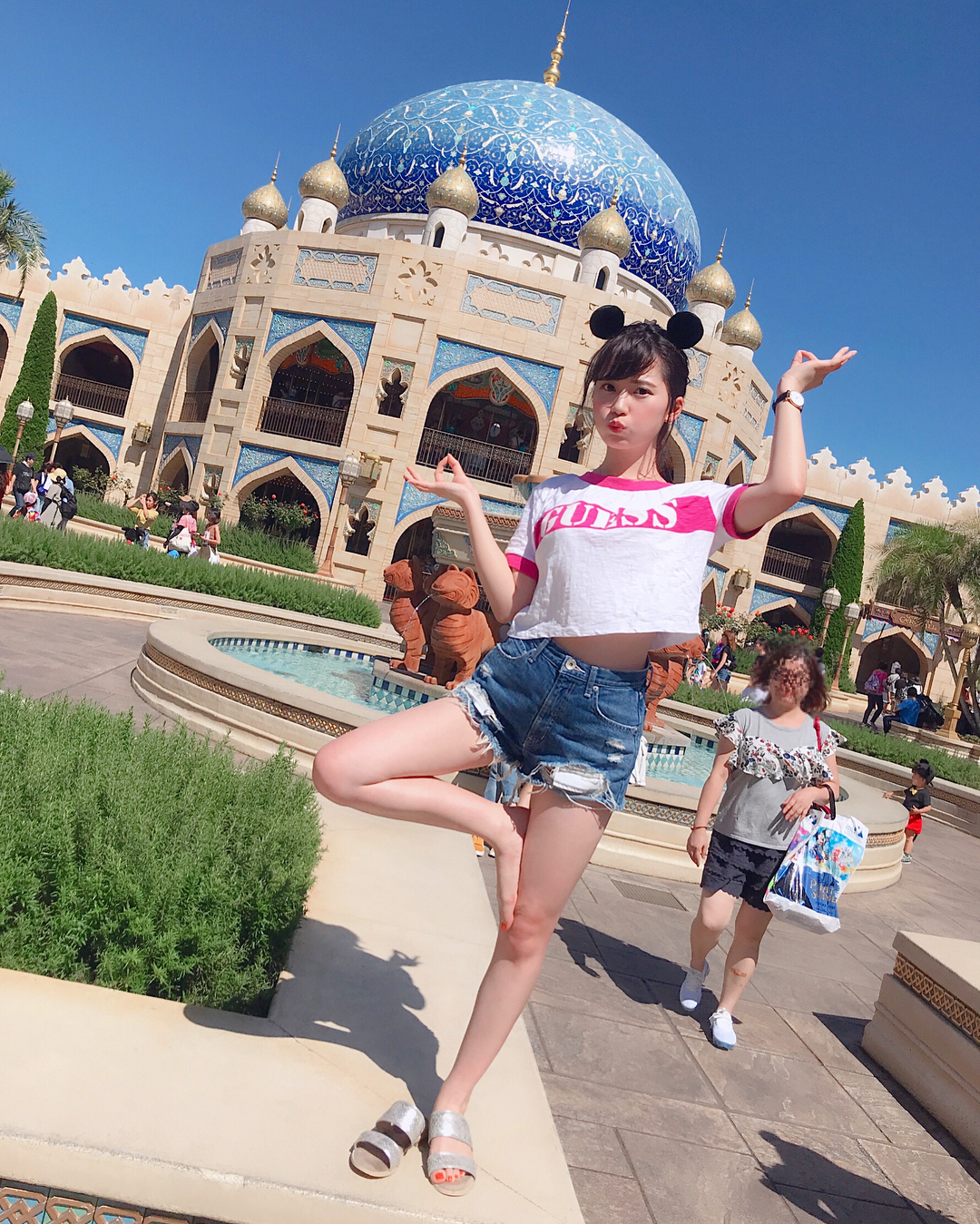 伊藤奈月 アラビアンコーストにて アラビアン風なポーズ わたしの中のアラビアンな 足のイメージはこれ笑 Today Inpark Disneysea Moe Zine