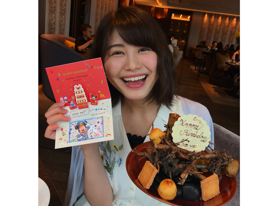 伊藤奈月 フォーシーズンズホテルで さやのお誕生日 お祝い いつもの3人 サプライズで ディズニーのチケットを プレゼントしたら ナイスリアクションで驚いてく Moe Zine