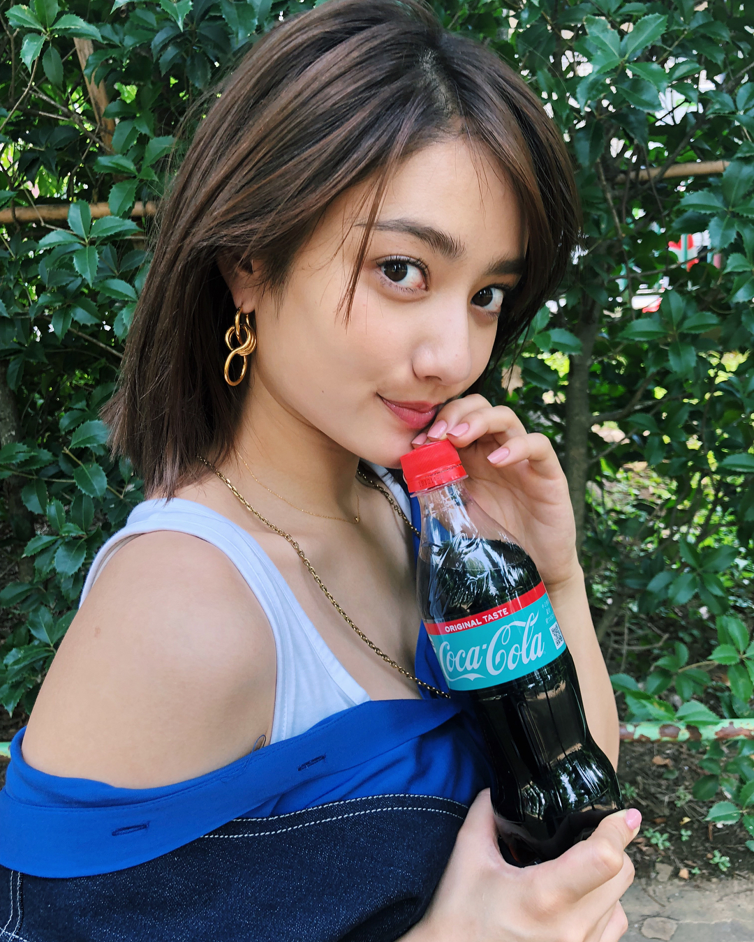 谷まりあ かわいいブルーのボトルのコカ コーラが夏とマッチ 他にも色んな色があるから その時の気分で選べて楽しい コカコーラ カラーボトル 私の夏はblue キ Moe Zine 谷まりあ かわいいブルーのボトルのコカ コーラが夏とマッチ 他にも色んな色があるから その時の気分で選べて楽しい コカコーラ カラーボトル 私の夏はblue キ Moe Zine