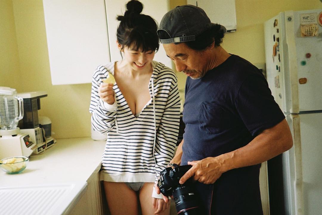 日比美思: FRIDAY撮影オフショット カメラマンの西田幸樹さんと