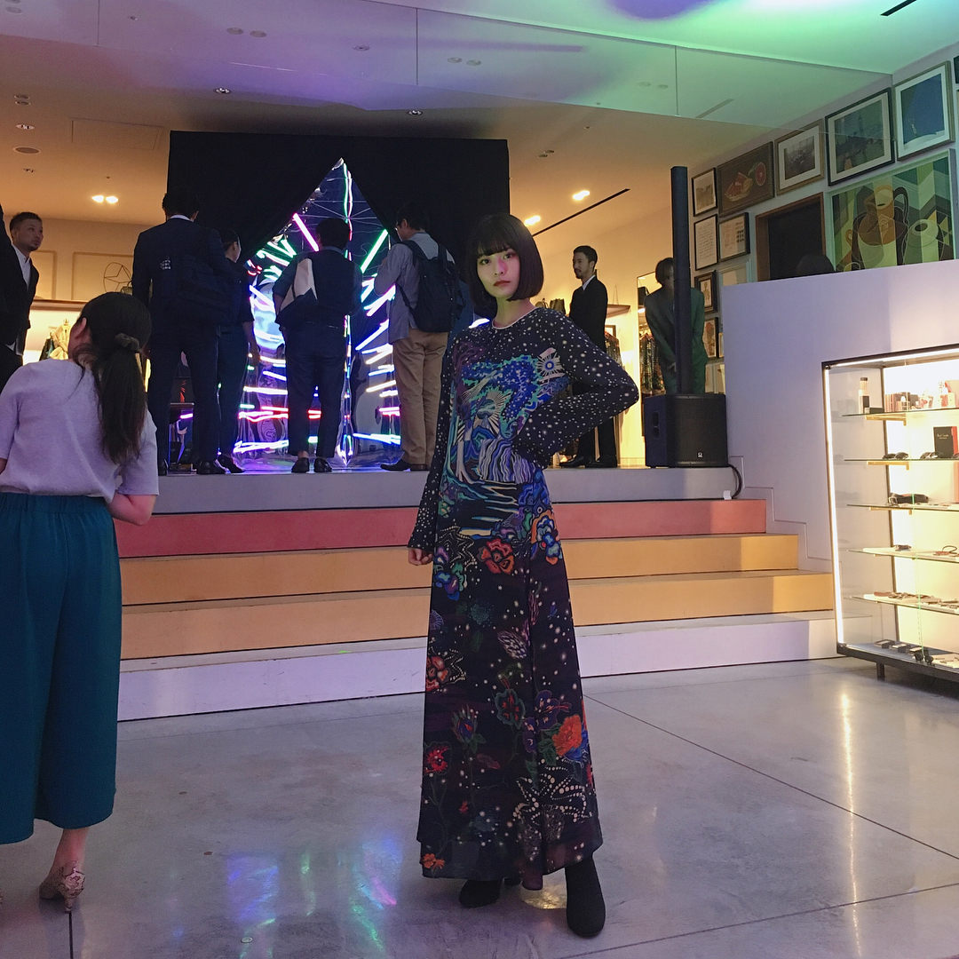 横田ひかる ポールスミスの18年秋冬コレクションのイベントへ 素敵な衣装もpaulsmith 9 7 8限定で ポール スミス六本木店にて開催 キープリントの世界観を Moe Zine 横田ひかる ポールスミスの18年秋冬コレクションのイベントへ 素敵な衣装もpaulsmith 9 7 8限定で ポール スミス六本木店にて開催 キープリントの世界観を Moe Zine