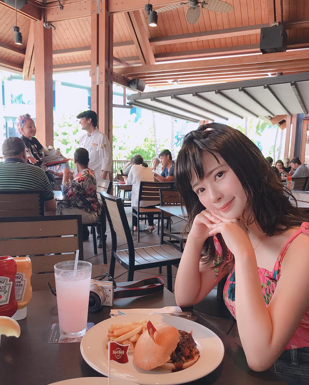 伊藤奈月 Hard Rock Cafe ホノルル店 なんだかんだ ハードロックカフェは 毎年 行ってる気がする いつもいる 店員さんにも 会えた 天井の Moe Zine 伊藤奈月 Hard Rock Cafe ホノルル店 なんだかんだ ハードロックカフェは 毎年 行ってる気がする いつもいる 店員さんにも 会えた 天井の Moe Zine
