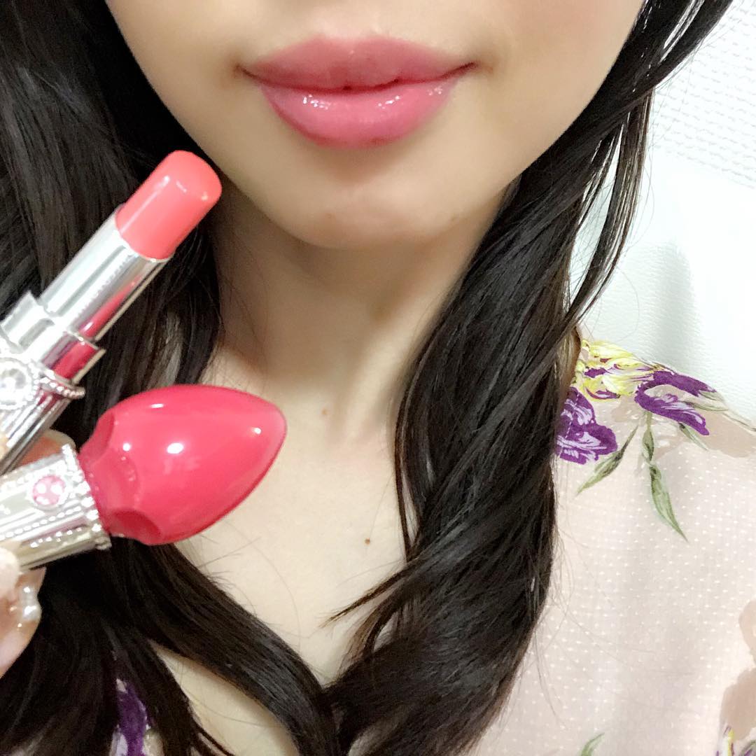 松下侑衣花 今日はジルスチュアートのリップをレイヤード まず ジルスチュアート リップブロッサム 54 Girly Camellia を唇全体に塗ってから ジルスチュアー Moe Zine