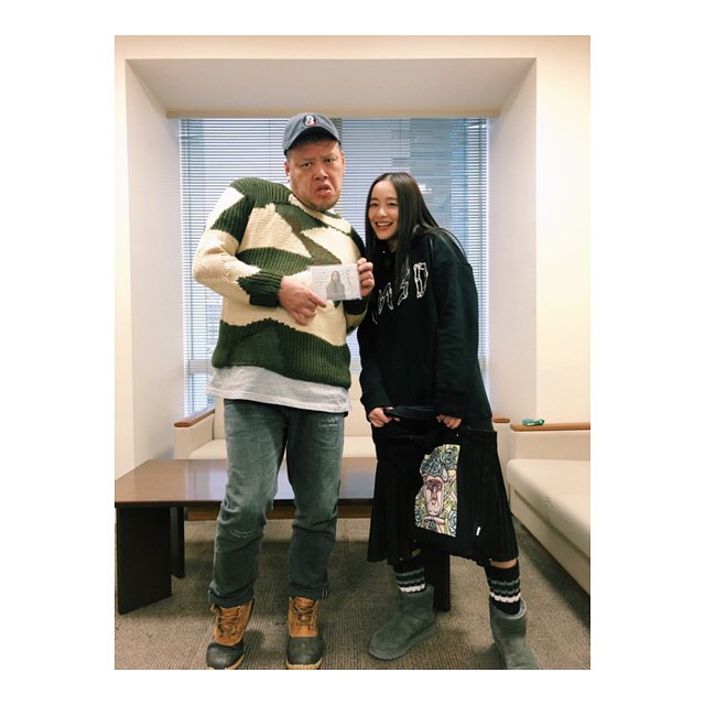 堀田真由 ・ UN3D.さんとくっきーさんのコラボパーカーとバッグが可愛くてお気に入り 坂上どうぶつ王国どうぶつエサやり係私の師匠くっきーさんと