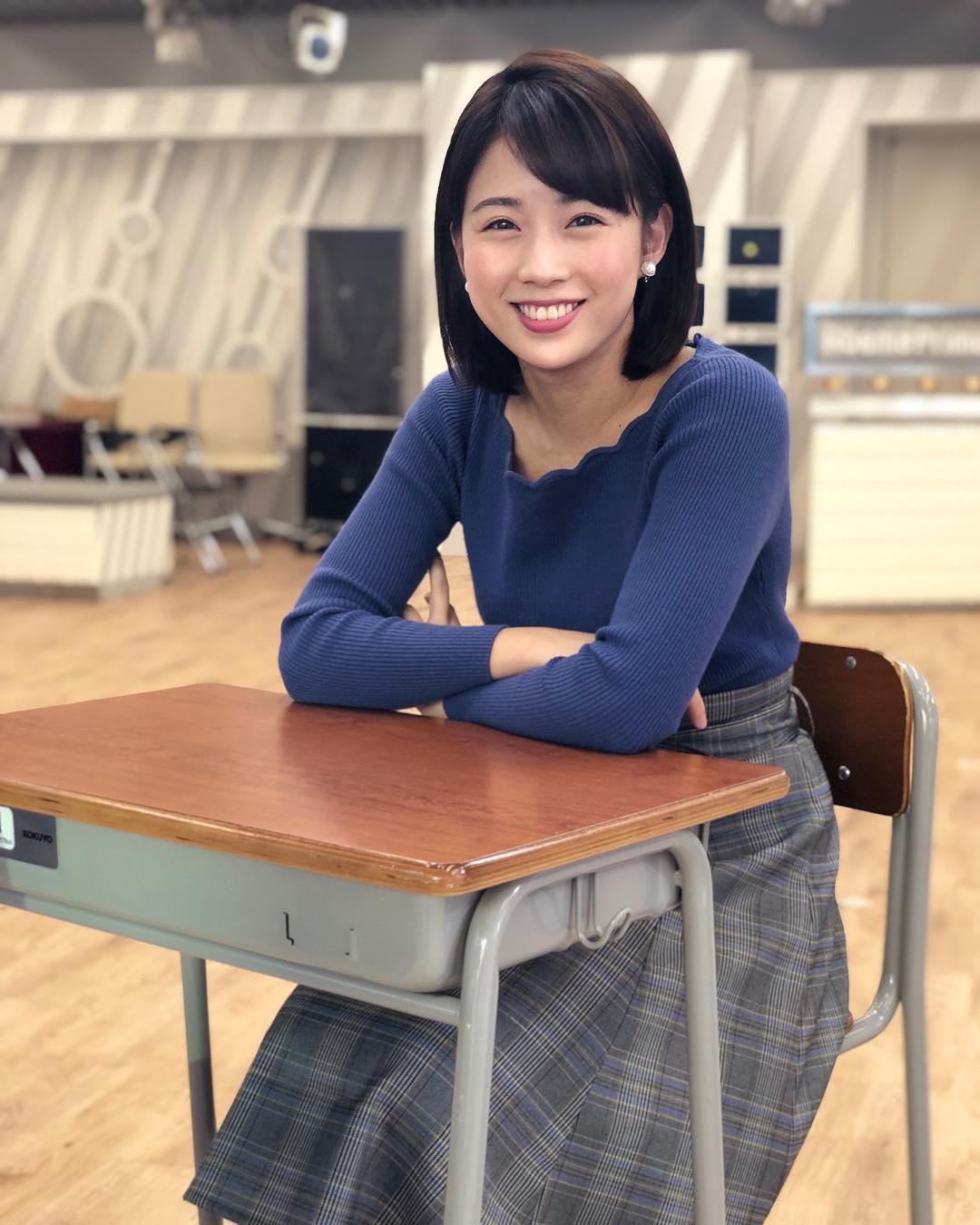 田中萌 スタジオに懐かしの机と椅子があったので それに座ってオンエアチェック笑 懐かしい 学校 何に使うのだろう Abemamorning アベモニ Moe Zine