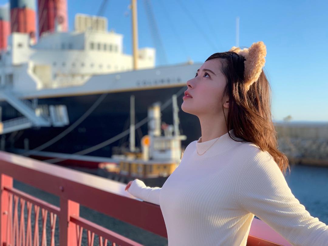 伊藤奈月 S S コロンビア号をバックに 風と西日がいい感じ ディズニーシー ディズニー Disneysea Disney Tds Moe Zine