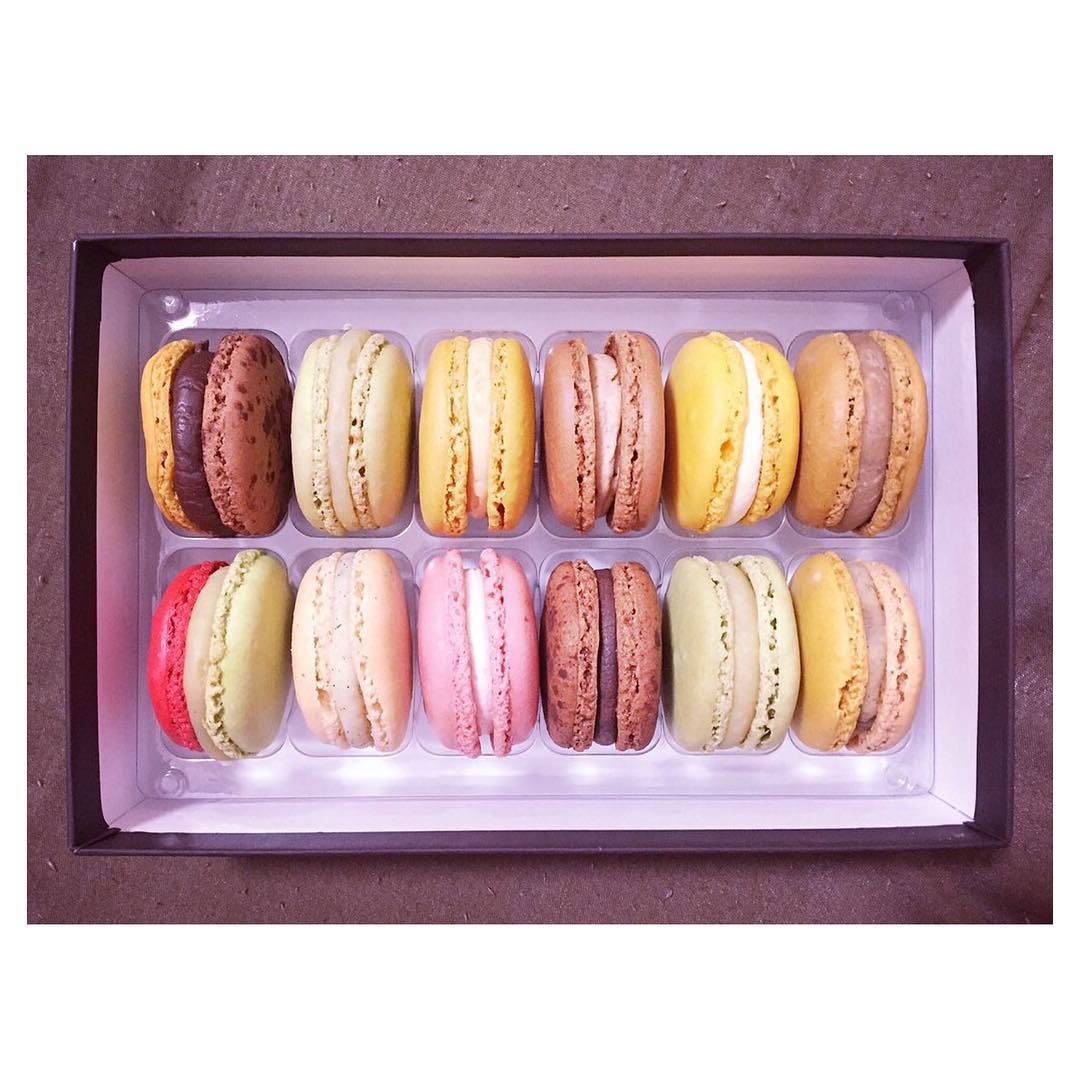 菅野結以 マカロンはピエールエルメ チョコレートはピエールマルコリーニ ピエールのスイーツがすきだよピエール PIERREHERME