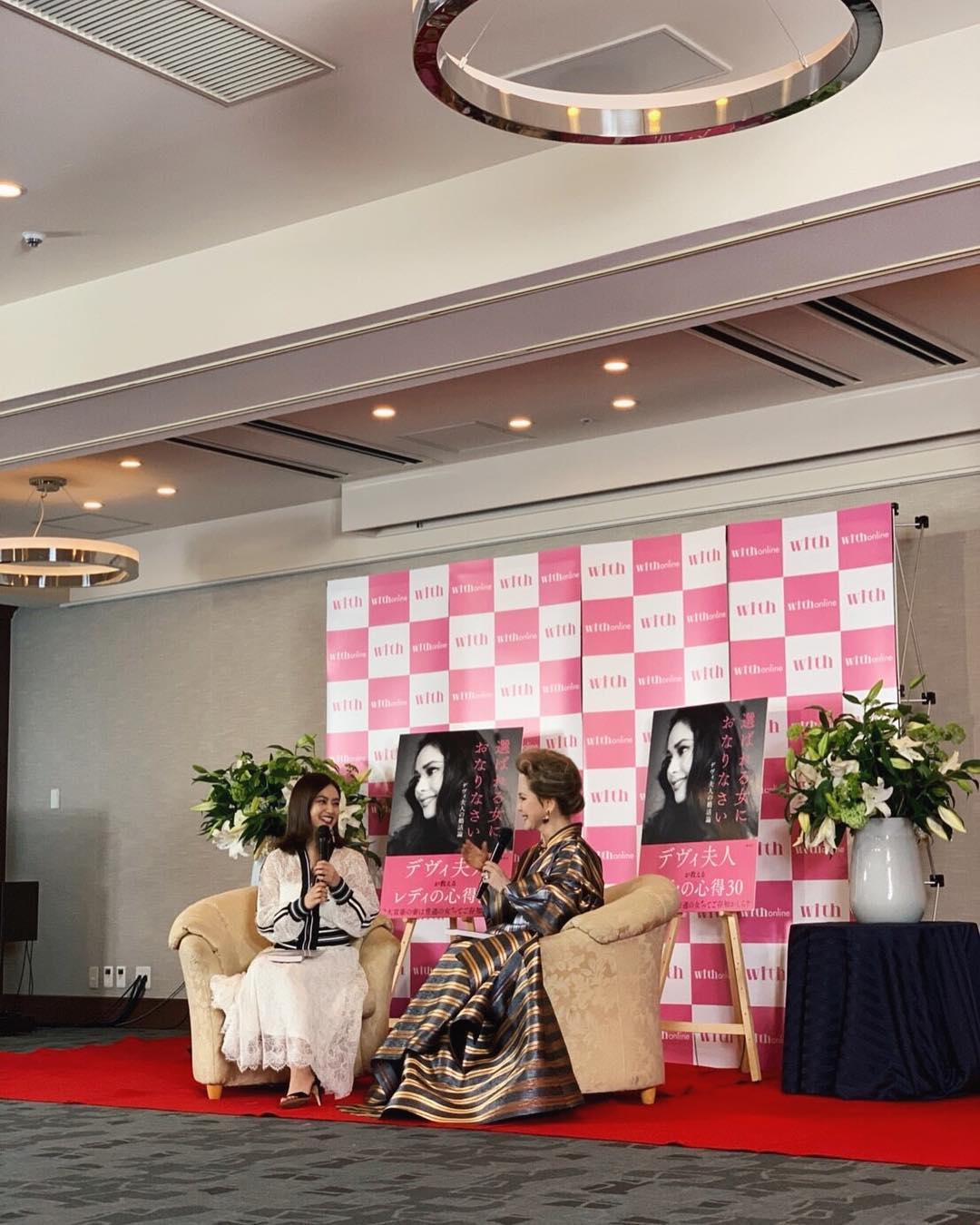 谷まりあ With主催 デヴィ夫人にお招き頂き 選ばれる女におなりなさい 発売イベントにお邪魔しました夫人のお誕生日でもあったのでお祝いも一緒 にできて嬉しかったで Moe Zine