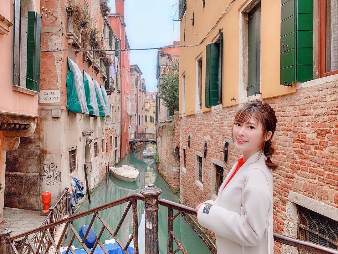 伊藤奈月 卒業旅行 第2弾 In Italy イタリアに来てます ここは 水の都ベネチア 車がngで 船が移動手段なベネチアは 道路じゃなくて 道 Moe Zine