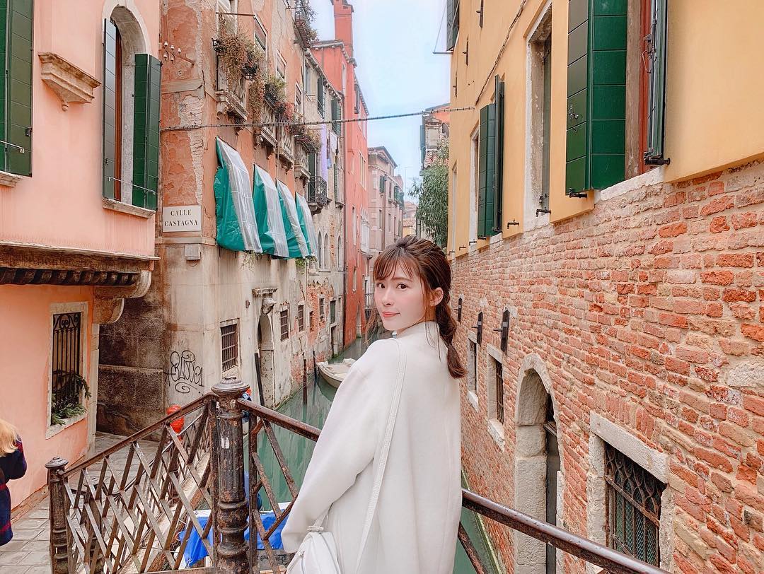 伊藤奈月 卒業旅行 第2弾 In Italy イタリアに来てます ここは 水の都ベネチア 車がngで 船が移動手段なベネチアは 道路じゃなくて 道 Moe Zine