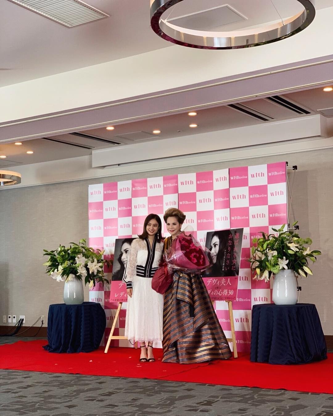 谷まりあ With主催 デヴィ夫人にお招き頂き 選ばれる女におなりなさい 発売イベントにお邪魔しました夫人のお誕生日でもあったのでお祝いも一緒 にできて嬉しかったで Moe Zine