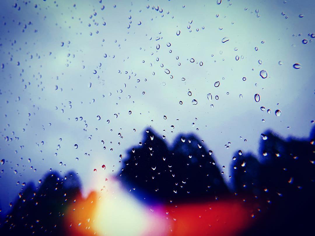 アンジェラ芽衣 雨は嫌いだけどガラスについた雨粒って綺麗だなって思う 雨は嫌いだけど 写真 Photo 雨 小学生の頃かっこつけて 一番好きな天気は雨とか言っ Moe Zine