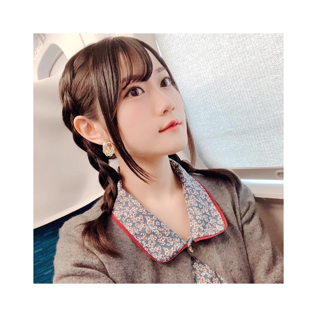 小倉唯 メイクと髪型自分でやった 編み込み からの 三つ編み メイクは てきとう ちょっとアイメイクが濃いめかな最近はしっかり眉毛がマイブーム 大阪着きました が Moe Zine