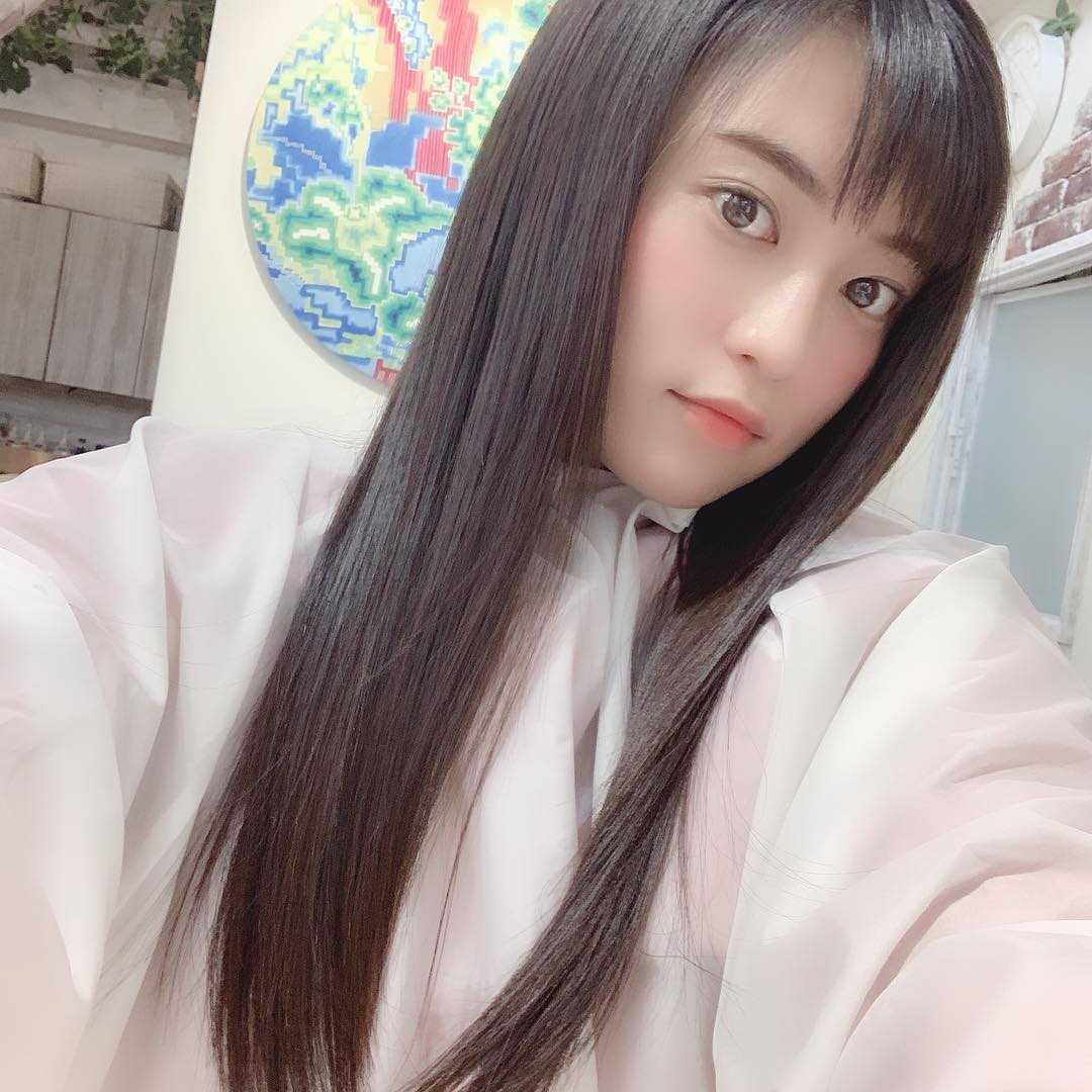 小島瑠璃子 髪が伸びて腕の長さが 足りなくなってきた Moe Zine