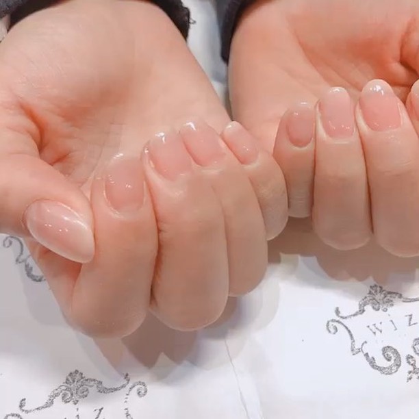 小島瑠璃子 爪の先の白いところだけ 見えなくしてから 全体に 血色が良くみえる薄い赤を フォルムきれい フットは白にオーロラのミラー Ayaka Shinoha Moe Zine
