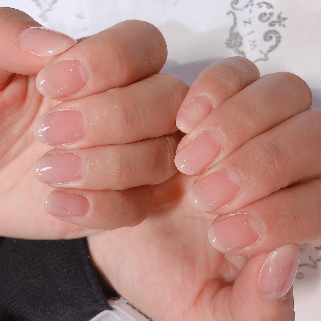 小島瑠璃子 爪の先の白いところだけ 見えなくしてから 全体に 血色が良くみえる薄い赤を フォルムきれい フットは白にオーロラのミラー Ayaka Shinoha Moe Zine