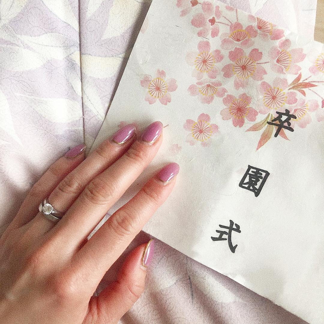 佐藤優里亜 卒園式ではお着物でした 一人で撮るタイミングはなかったので周りの方が映らないようトリミングして2枚目に載せます 桜色と紫色の間の素敵なお着物は お友達が Moe Zine