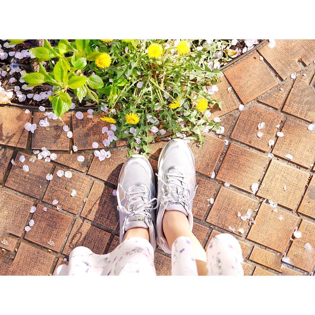浦野一美 新しいスニーカーを履いて 春を満喫中 ホーキンスのヒールアップラインから シルバーを新調しました 低身長の私には嬉しい一足 Hawkinsspo Moe Zine