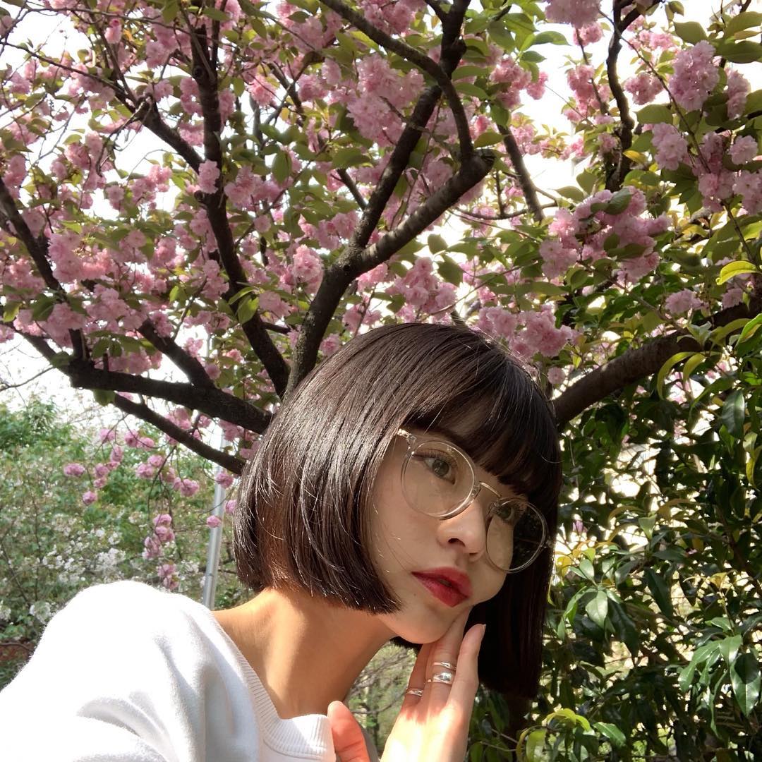 横田ひかる 綺麗な関山桜とパシャリ 髪の毛整えてもらいました 感謝 Whyte Hamamoto Moe Zine